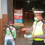 Upaya pencegahan Covid 19, Kasat Lantas Polres Bengkayang berikan masker gratis kepada masyarakat