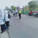 BERIKAN KENYAMANAN KEPADA PENGUNA JALAN,POLSEK SUNGAI RAYA LAKUKAN PENGATURAN ARUS LALU LINTAS