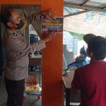 <em>Ajak Masyarakat menolak Terorisme,Narkoba,Miras dan Segala bentuk perjudian, Bhabinkamtibmas Tempelkan Pamflet</em>