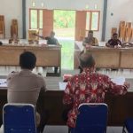 Kanit Binmas Wakili Kapolsek Rapat Kesiapan Panitia Turnamen Sepakbola Bupati Cup 2022 Di Aula kantor Camat