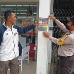<em>Bhabinkamtibmas Ajak Masyarakat menolak Segala Bentuk Kejahatan dengan Memasang Pamflet</em>