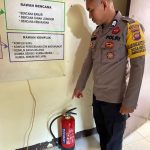 Personil Jaga Mako Polsek Jagoi Babang Cek Intalasi Listrik Dan Apar Di Mako
