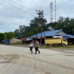 Lakukan Strong Point Di Perempatan Polsek Jagoi Babang Atur Lalu Lintas Dan Imbau Warga