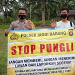 Lewat Banner Kecil Bripka Hendro Sampaikan Sosialisasikan Pungli Kepada Warganya