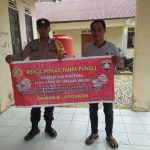 Potret Bhabinkamtibmas Bripka Gustian Sosialisasikan Saber Pungli Di Kantor Desa