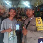Warkop Jimin Jadi Tempat Bripka Gustian Kenalkan Aplikasi Polri Super Apps Presisi