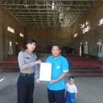 ANGGOTA POLSEK LUMAR MEMBERIKAN SURAT EDARAN KAPOLRES BENGKAYANG