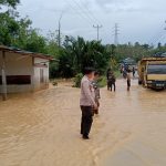 ANGGOTA POLSEK LUMAR MELAKUKAN PENGAMANAN DAN PENGATURAN DI LOKASI BANJIR