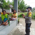 Tumbuhkan Rasa Kedekatan Kepada Masyarakat, Bhabinkamtibmas Polsek Monterado Lakukan Sambang