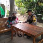 <em>Dengan Door to door sistem, Bhabinkamtibmas Ajak Warga ikut Peduli Jaga Kamtibmas</em>