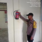 ANGGOTA POLSEK LUMAR KONTROL INSTALASI LISTRIK DAN APAR.
