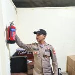 ANGGOTA POLSEK LUMAR GIAT PENGECEKAN LISTRIK DAN APAR