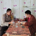 *Jalin Komunikasi dan Silahturahmi, Bhabinkamtibmas Rutin Sambang Warga di Desa Binaannya *