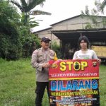 <em>Cegah Kegiatan PETI, Bhabinkamtibmas Himbau Masyarakat Menggunakan Baner</em>