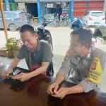 <em>Dengan Sambang, Bhabinkamtibmas Saling Bertukar Informasi dengan Warga</em>