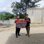 <em>Bentangkan Spanduk, Bhabinkamtibmas Himbau Warga Tidak Membuka Lahan Dengan Cara Membakar</em>
