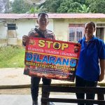 <em>Bentangkan Spanduk, Bhabinkamtibmas Kelurahan Sebalo Himbau Warga Tidak Membuka Lahan Dengan Cara Membakar</em>