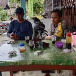 <em>Sambangi Warga, Bhabinkamtibmas Ajak Warga Ikut Peduli Keamaanan Lingkungan</em>