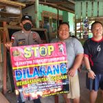 <em>Antisipasi Karhutla, Bhabinkamtibmas Sosialisasi STOP Karhutla Dengan Banner</em>