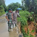 <em>Bersama Anggotanya,Kapolsek Bengkayang Monitoring Tanah Longsor di Tebing Jalan</em>