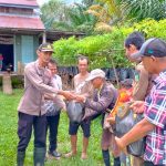 KAPOLSEK LUMAR MENGIKUTI GIAT PEMBAGIAN BANSOS