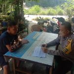 <em>Jalin Kedekatan Dengan Masyarakat, Bhabinkamtibmas Sambang Ke Wilayah Binaannya</em>