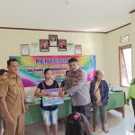 ANGGOTA POLSEK LUMAR MENGHADIRI GIAT PEMBAGIAN BLT DANA DESA