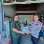 <em>Pererat Silahturahmi dengan Masyarakat,Kanit Binmas berikan Sarana Kontak</em>