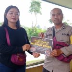 <em>Bhabinkamtibmas Sosialisasikan Serta Mengajak Masyarakat Menolak Segala Bentuk Perjudian</em>