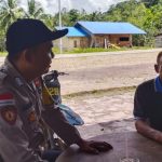 <em>Dengan Door to door sistem, Salah Satu Cara Bhabinkamtibmas Jaga Kondusifitas Keamanan Desa</em>