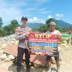 <em>Antisipasi Karhutla, Bhabinkamtibmas Sosialisasi STOP Karhutla Dengan Banner</em>