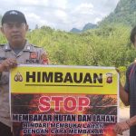 <em>Cegah Kebakaran Hutan, Bhabinkamtibmas Sosialisasi STOP Karhutla Dengan Banner</em>