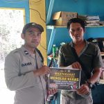 <em>Sambangi Warga,Bhabinkamtibmas Ajak Masyarakat Menolak Segala Bentuk Perjudian</em>