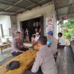 JUMAT CURHAT KAPOLSEK SUNGAI RAYA KEPULAUAN BERSAMA WARGA DESA KARIMUNTING