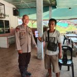 Bhabinkamtibmas sambang ke warga tentang aplikasi Dumas presisi di desa binaan