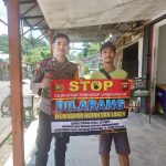 <em>Antisipasi Karhutla, Bhabinkamtibmas Sosialisasi STOP Karhutla Dengan Banner</em>
