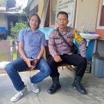 <em>Rutinitas Bhabinkamtibmas Laksanakan Sambang Kepada Masyarakat Guna Sampaikan Pesan Pesan Kamtibmas</em>