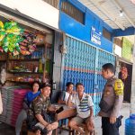<em>Bhabinkamtibmas Sampaikan Pesan – pesan dengan Door to door</em>