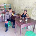 <em>Lewat Door to door Bhabinkamtibmas Kel.Sebalo Sampaikan Pesan – pesan Kamtibmas</em>