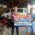 <em>Tumbuhkan Kepedulian Terhadap Lingkungan, Bhabinkamtibmas Berikan Sosialisasi serta Edukasi Cegah Karhutla</em>