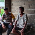 <em>Salah Satu Cara Bhabinkamtibmas Jaga Kondusifitas Keamanan Desa Dengan Rutin Sambangi Warga</em>