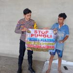 <em>Sambangi Warga, Bhabinkamtibmas menghimbau masyarakat agar bersama-sama lawan dan laporkan Pungli</em>