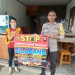 <em>Bhabinkamtibmas Kelurahan Bumi Emas Terus Mensosialisasikan kepada warga untuk tidak Membakar Hutan dan lahan</em>