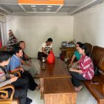 <em>Lewat Door to door Bhabinkamtibmas Sampaikan Pesan – Pesan Kamtibmas</em>
