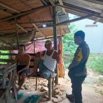 <em>Guna Sampaikan Pesan Pesan Kamtibmas, Bhabinkamtibmas Rutin Sambangi Warga</em>