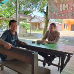 <em>Pantau Kondisi Kamtibmas Desa Binaan, Babinkamtibmas Rutin Melaksanakan Sambang</em>