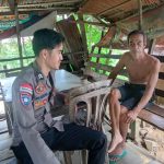 <em>Sambangi Warga, Bhabinkamtibmas menghimbau masyarakat agar bersama-sama lawan dan laporkan Pungli</em>