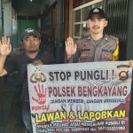 <em>Sambangi Warga, Bhabinkamtibmas menghimbau masyarakat agar bersama-sama lawan dan laporkan Pungli</em>