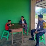 <em>Lewat Door to door Bhabinkamtibmas Sampaikan Pesan – Pesan Kamtibmas</em>