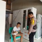 <em>Lewat Door to door Bhabinkamtibmas Kel.Sebalo Sampaikan Pesan – pesan Kamtibmas</em>